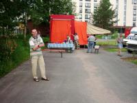 Sigi vor dem Rotel-Anhänger